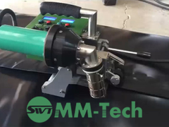 La soldadora de geomembrana de MM-Tech SWT-NS700 está soldando una geomembrana de 0,5 mm